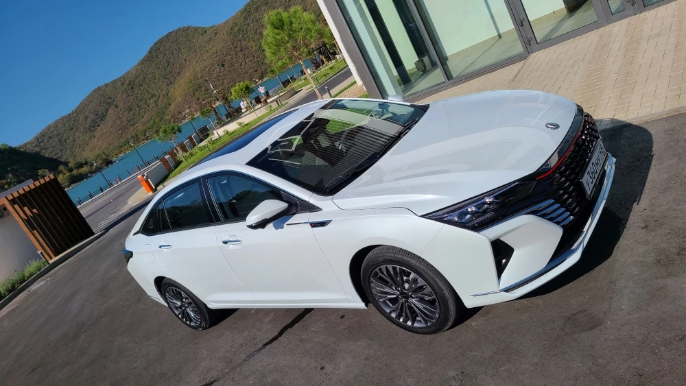 Вовсе не безумный «Макс». Тестируем необычный седан Dongfeng Aeolus Shine Max Dongfeng Aeolus Shine Max сбоку спереди