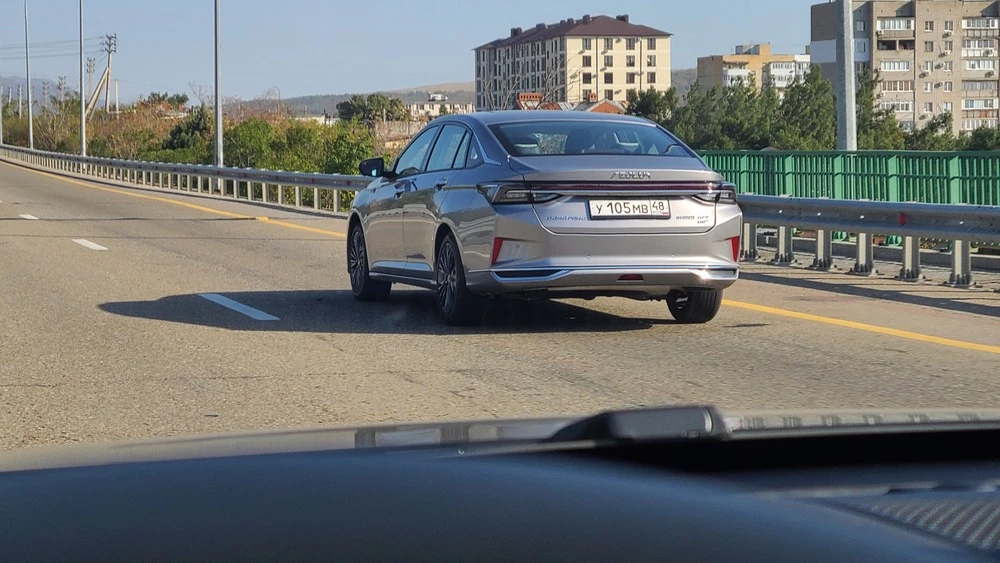 Dongfeng Aeolus Shine Max сбоку сзади в динамике