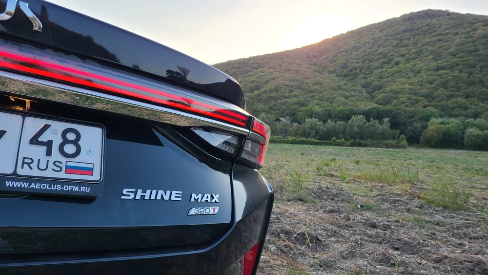 Dongfeng Aeolus Shine Max сзади фонарь логотип