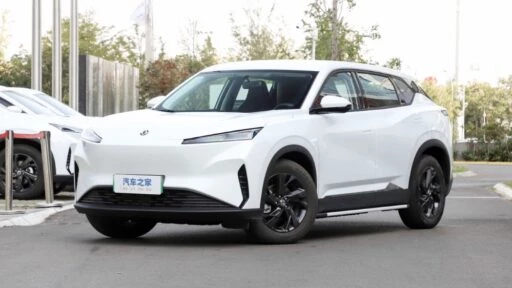 кроссовер Dongfeng Sky EV01 спереди сбоку