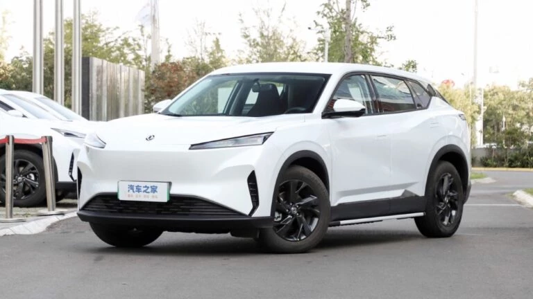кроссовер Dongfeng Sky EV01 спереди сбоку
