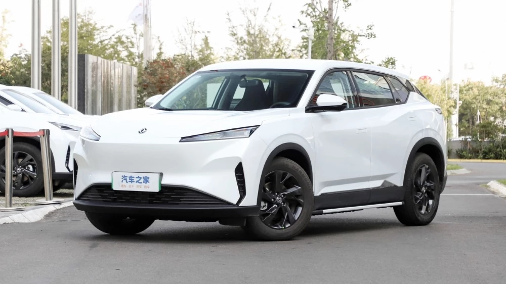 кроссовер Dongfeng Sky EV01 спереди сбоку