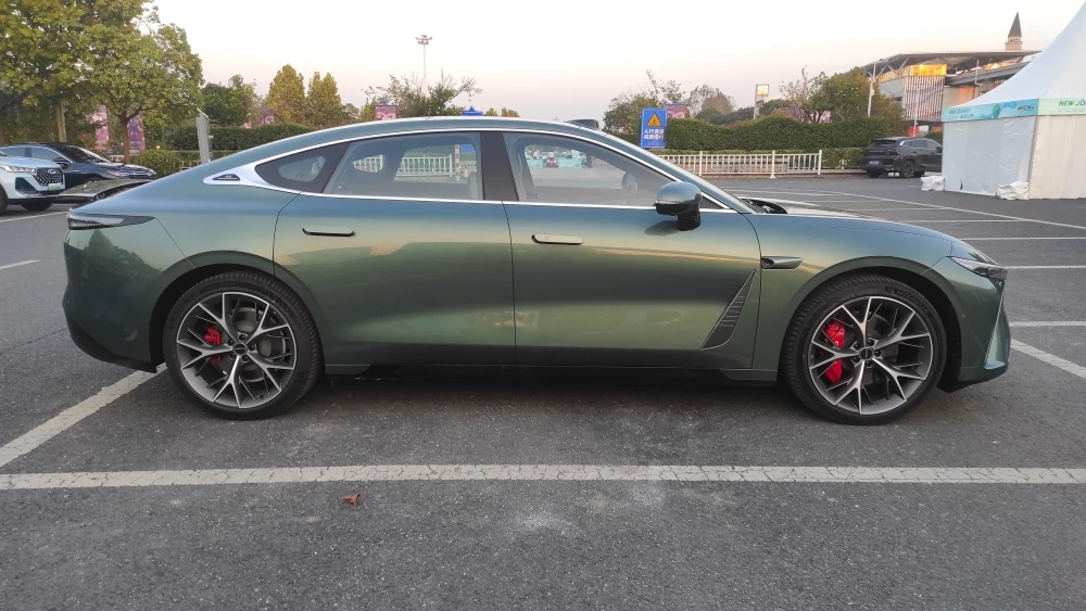 Электрический седан Exeed Exlantix ES сбоку