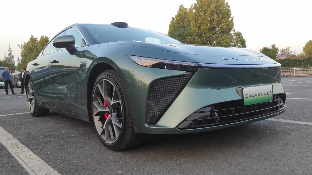 Электрический седан Exeed Exlantix ES сбоку спереди