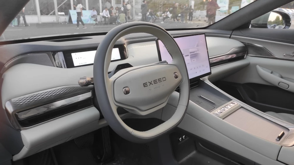 Электрический седан Exeed Exlantix ES салон интерьер
