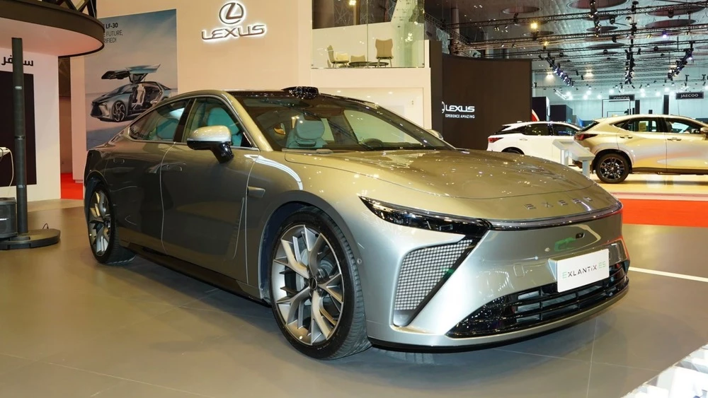 седан Exeed Exlantix ES сбоку спереди Женевский автосалон