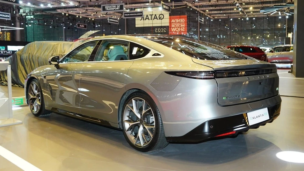 седан Exeed Exlantix ES сбоку сзади Женевский автосалон