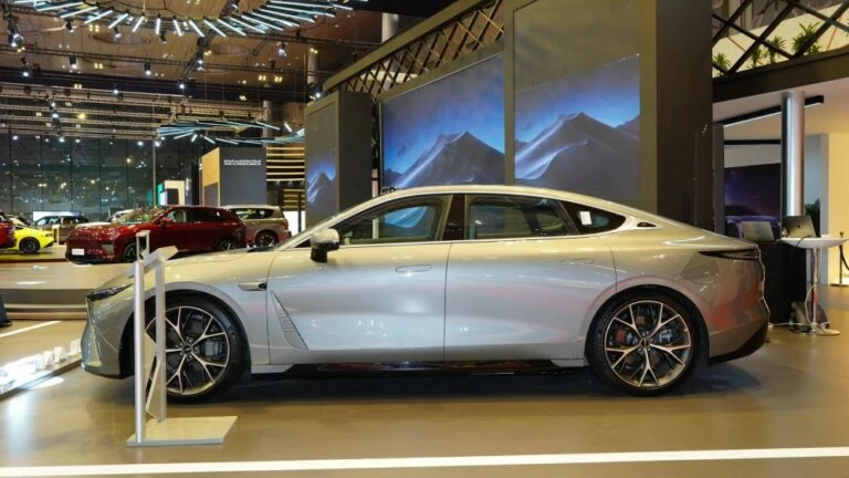 седан Exeed Exlantix ES сбоку Женевский автосалон