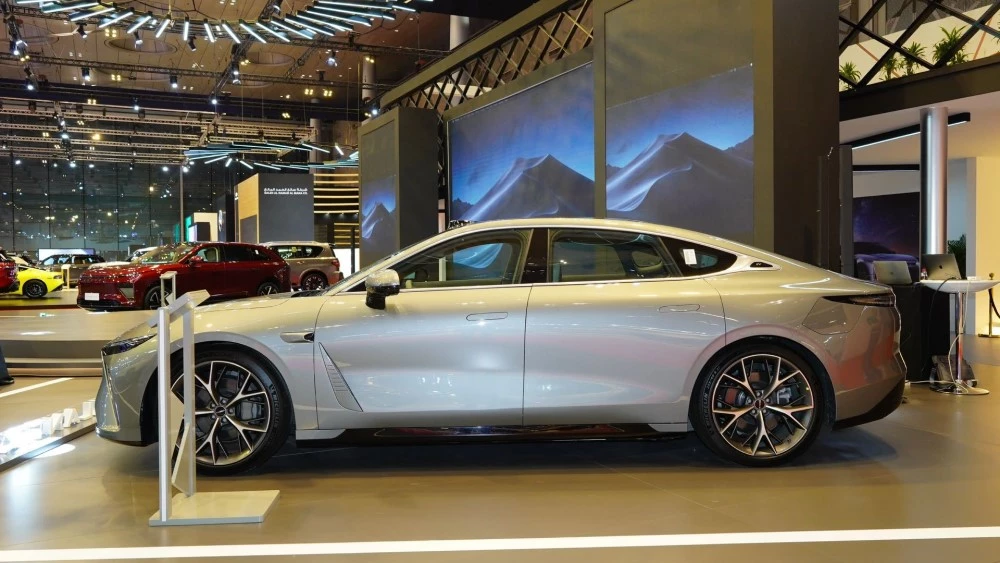 седан Exeed Exlantix ES сбоку Женевский автосалон