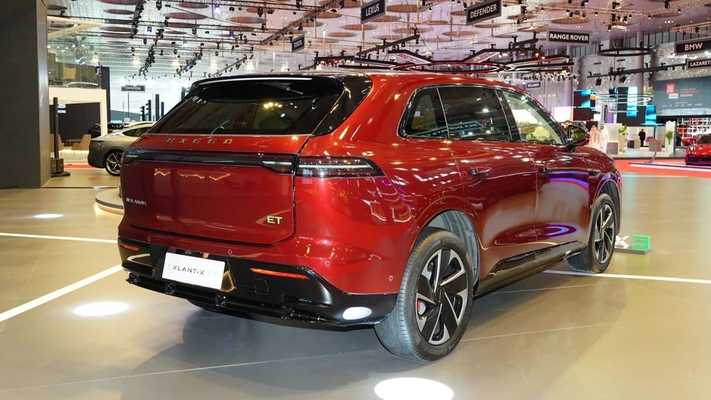 кроссовер Exeed Exlantix ET сбоку сзади Женевский автосалон