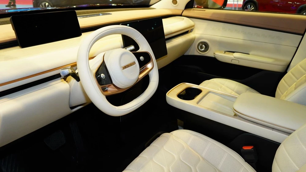 кроссовер Exeed Exlantix ET салон интерьер