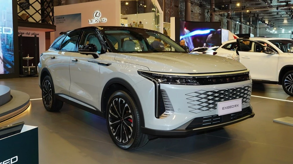 Кроссовер Exeed RX Женевский автосалон сбоку спереди