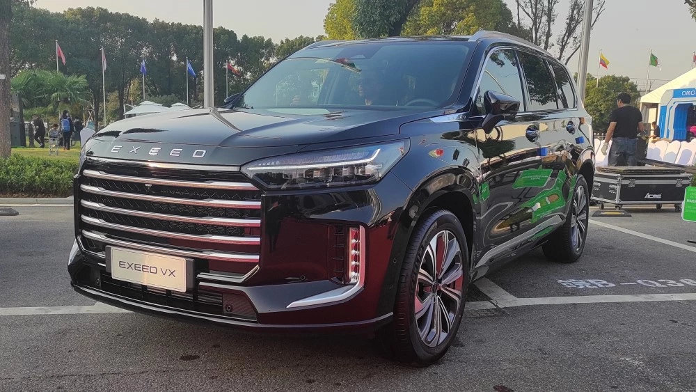 Экран в стиле Mercedes и 8-ступенчатый «автомат». Обновленный Exeed VX приедет в РФ до конца года Exeed VX обновленный сбоку спереди новый