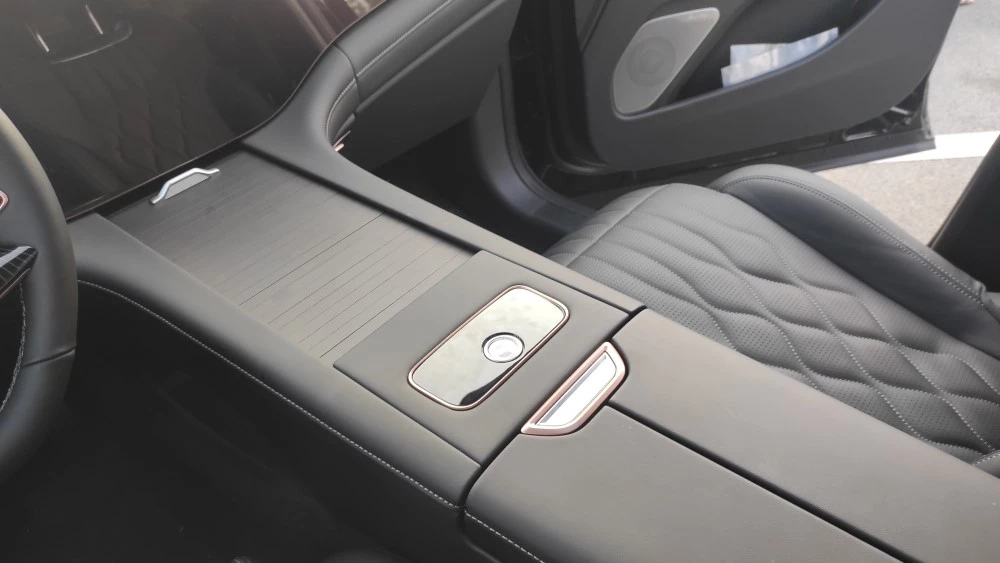 Exeed VX обновленный сбоку спереди новый тоннель без селектора