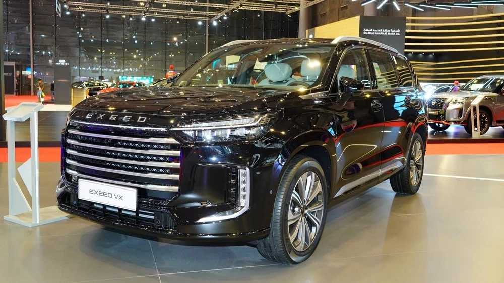 Обновленный кроссовер Exeed VX сбоку спереди Женевский автосалон