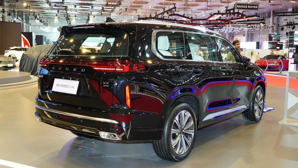 Обновленный кроссовер Exeed VX сбоку сзади Женевский автосалон