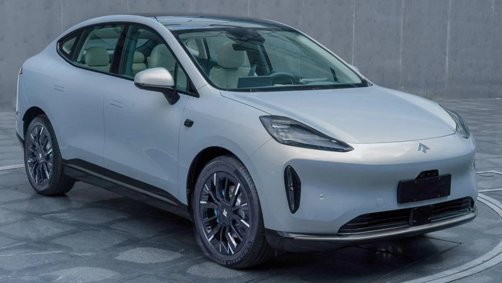 GAC Aion Hyper HT сбоку спереди