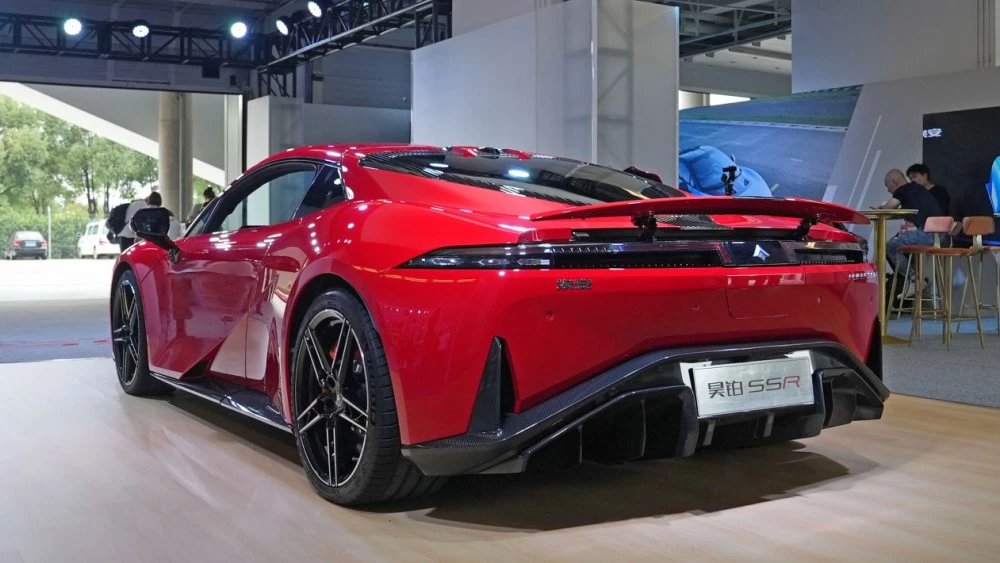 Электрический гиперкар GAC Aion Hyper SSR красный сбоку сзади