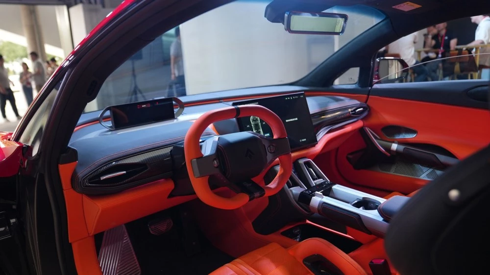 Электрический гиперкар GAC Aion Hyper SSR красный салон интерьер