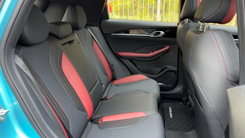 новый Geely Coolray 2023 салон интерьер второй ряд