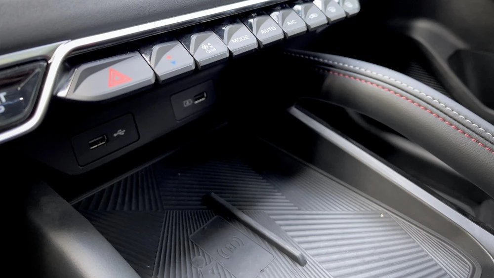 новый Geely Coolray 2023 салон интерьер клавиши зарядка беспроводная