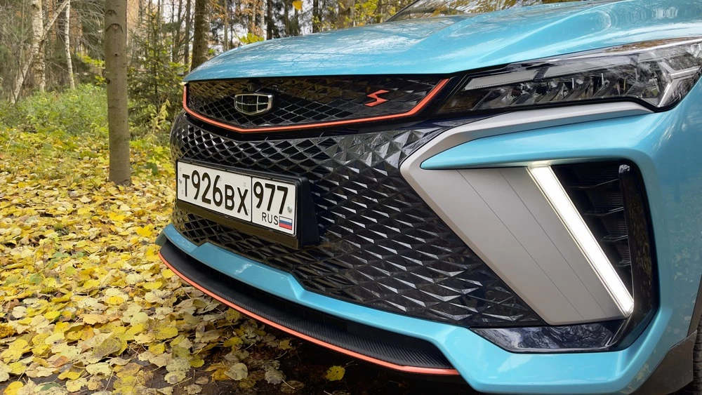 новый Geely Coolray 2023 решетка радиатора шильдик тест в статистике