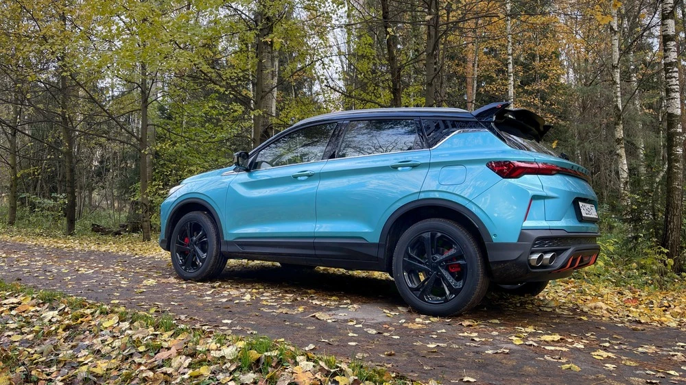 новый Geely Coolray 2023 сбоку сзади тест в статистике