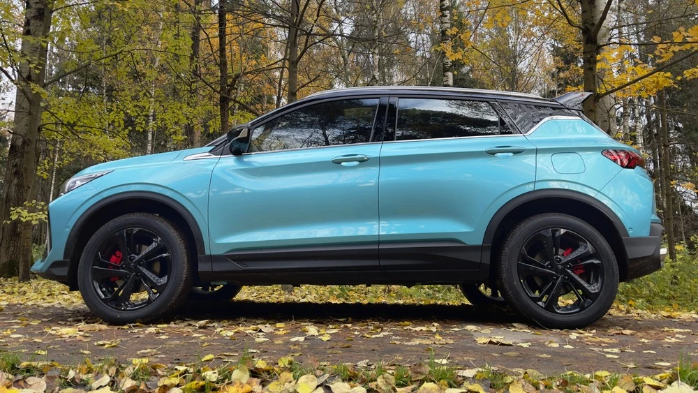 новый Geely Coolray 2023 сбоку тест в статистике