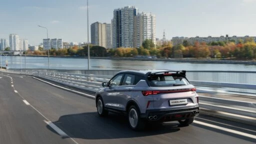 новый geely coolray в россии сзади сбоку в динамике предзаказы