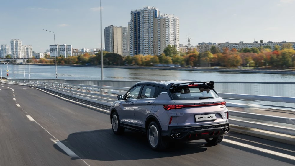 новый geely coolray в россии сзади сбоку в динамике предзаказы