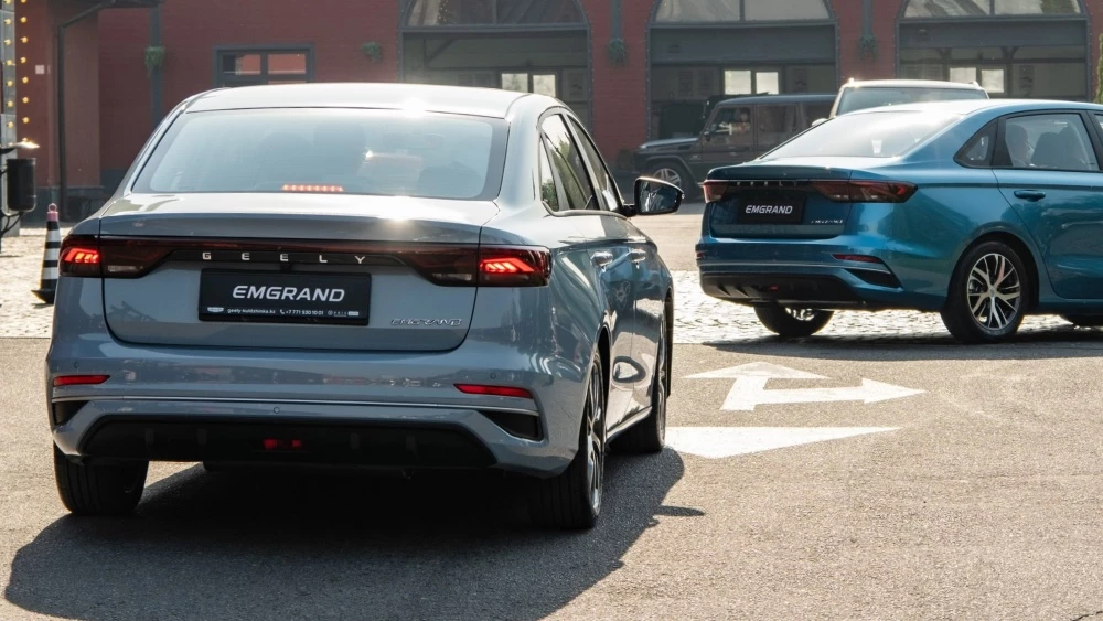 Седаны Geely Emgrand в Казахстане сзади сбоку