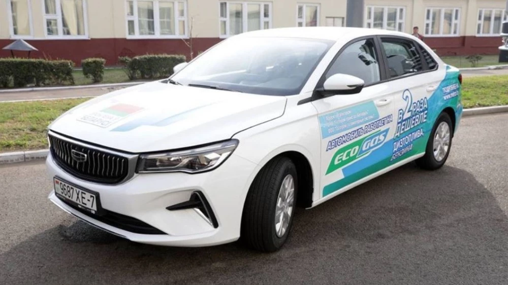 Geely Emgrand на метане сбоку спереди