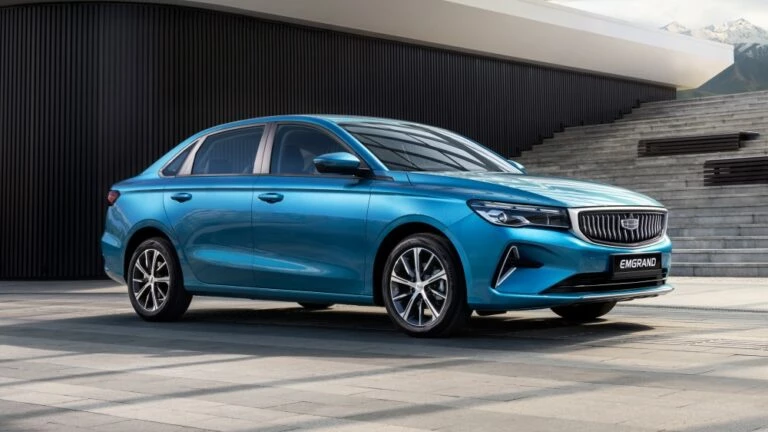 Седан Geely Emgrand для рынка России сбоку спереди