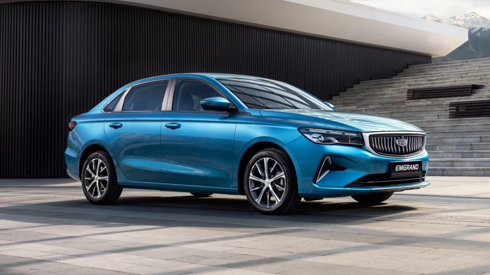 Седан Geely Emgrand для рынка России сбоку спереди
