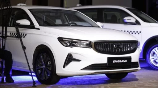 Geely Emgrand Taxi 2023 сбоку спереди