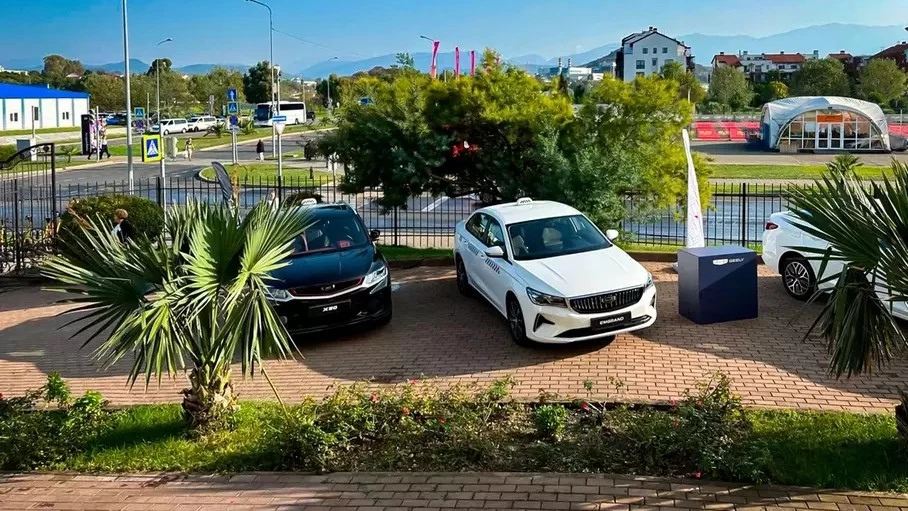 Geely Emgrand Taxi 2023 сбоку спереди