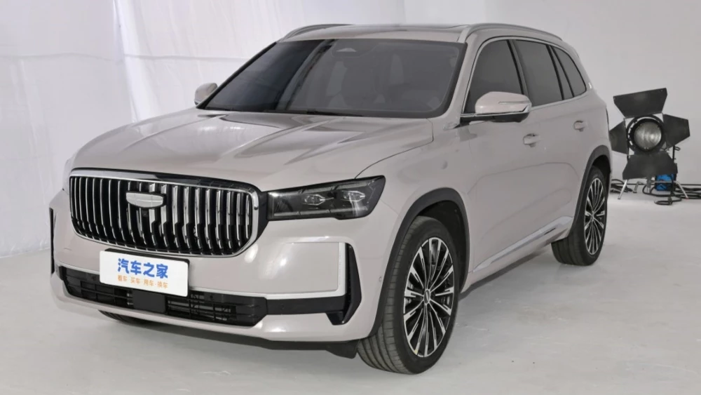 Обновленный гибридный кроссовер Geely Monjaro Hi-F 2024 сбоку спереди