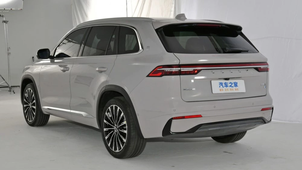 Обновленный гибридный кроссовер Geely Monjaro Hi-F 2024 сбоку сзади