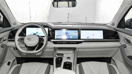 Обновленный гибридный кроссовер Geely Monjaro Hi-F 2024 салон интерьер