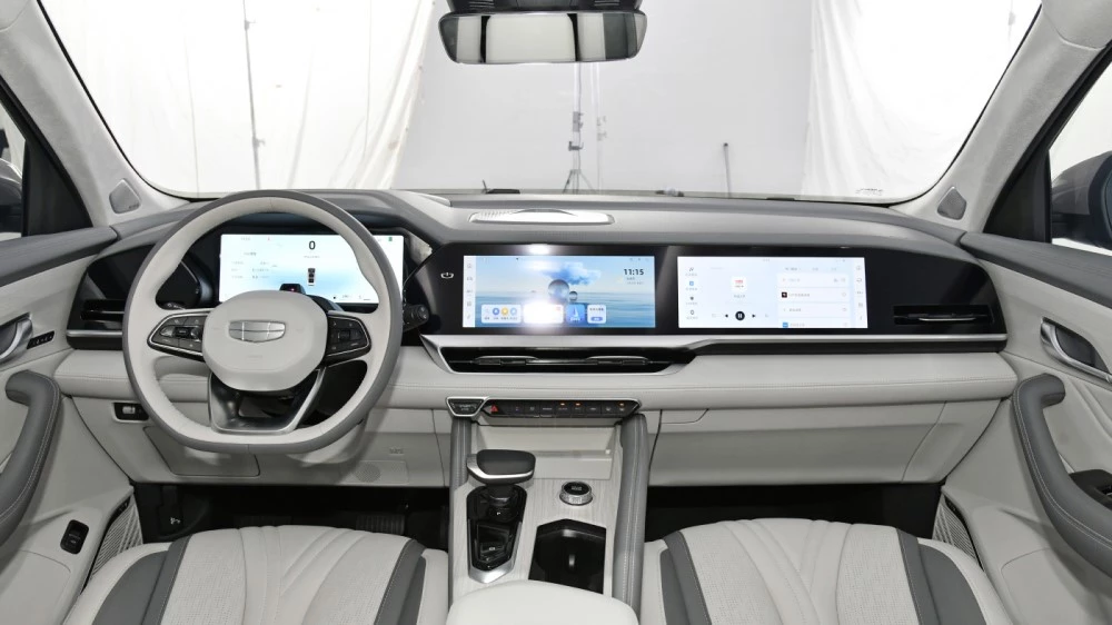 Обновленный гибридный кроссовер Geely Monjaro Hi-F 2024 салон интерьер