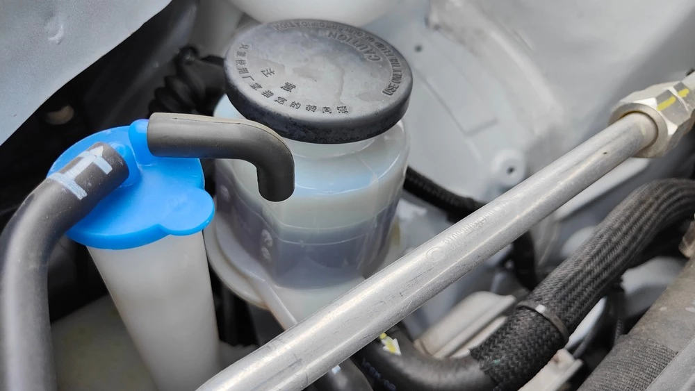 Haval M6 сзади капот тест Мишина