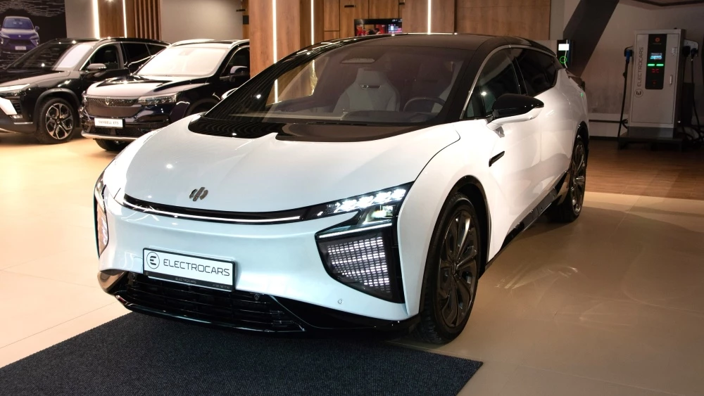 Электрический кроссовер HiPhi X у дилера Electrocars сбоку спереди купить