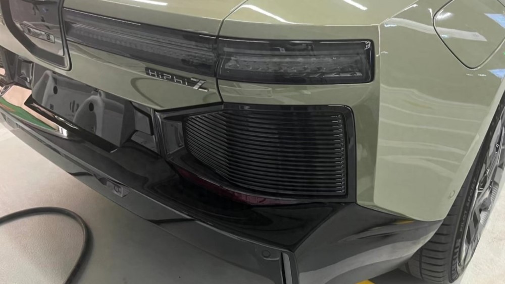 Электрический седан HiPhi Z City Version бюджетная версия спереди сбоку