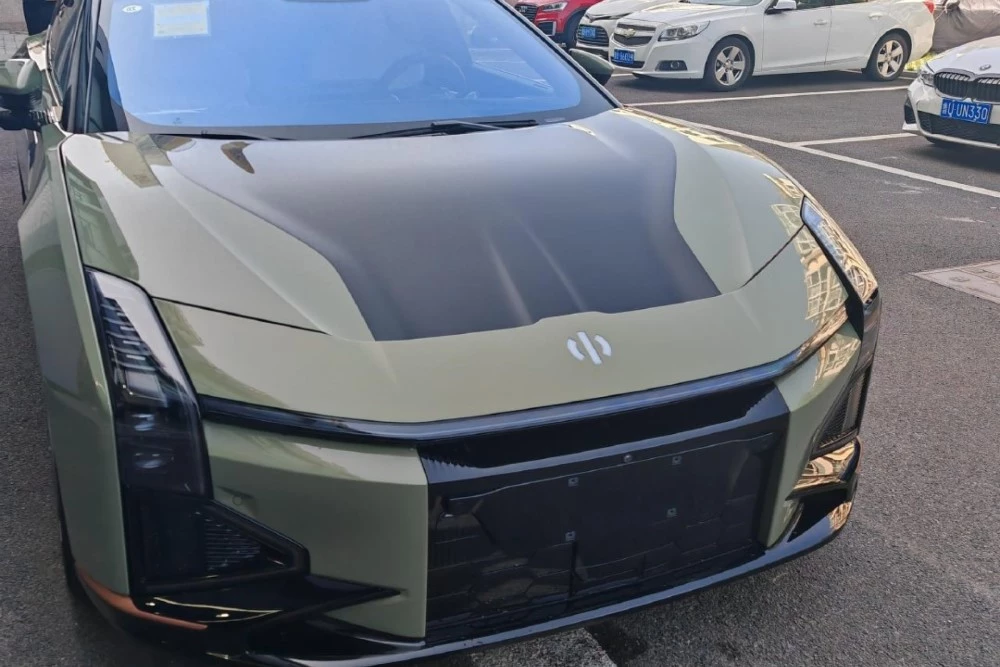 Электрический седан HiPhi Z City Version бюджетная версия спереди сбоку