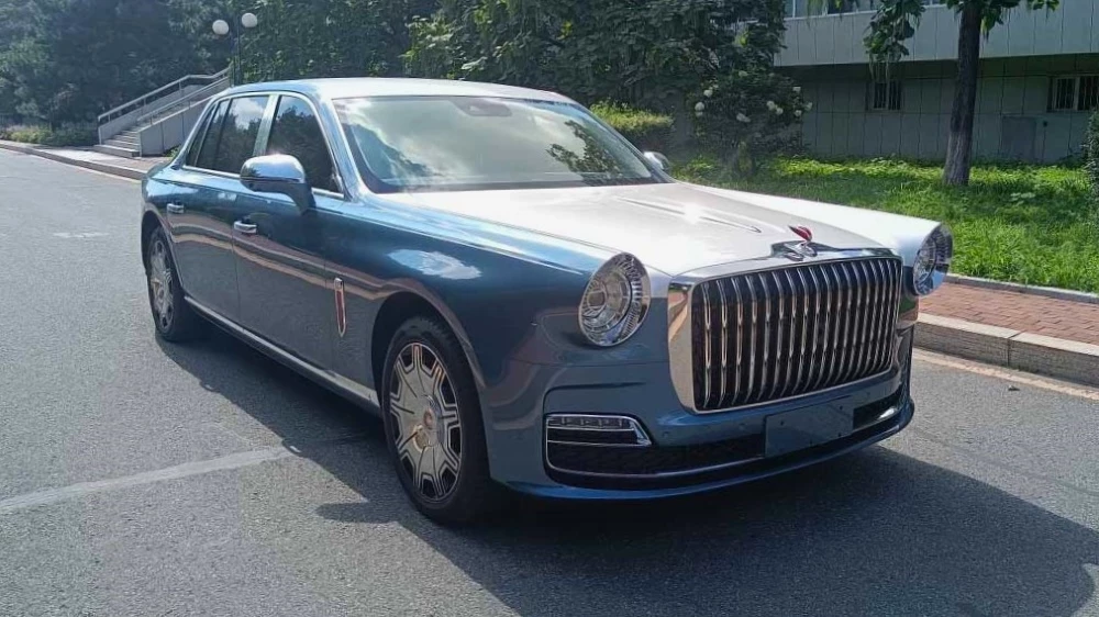 Hongqi L5 нового поколения сбоку спереди