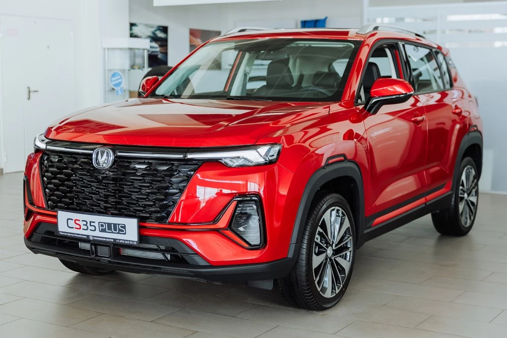 CHANGAN Измайлово CS35 Plus новый спереди сбоку в дилерском центре купить новый