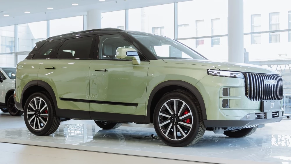 JAECOO J7 появился в российских шоурумах: что предлагают дилеры? JAECOO J7 дилеры БалтАвтоТрейд-М спереди сбоку в автосалоне
