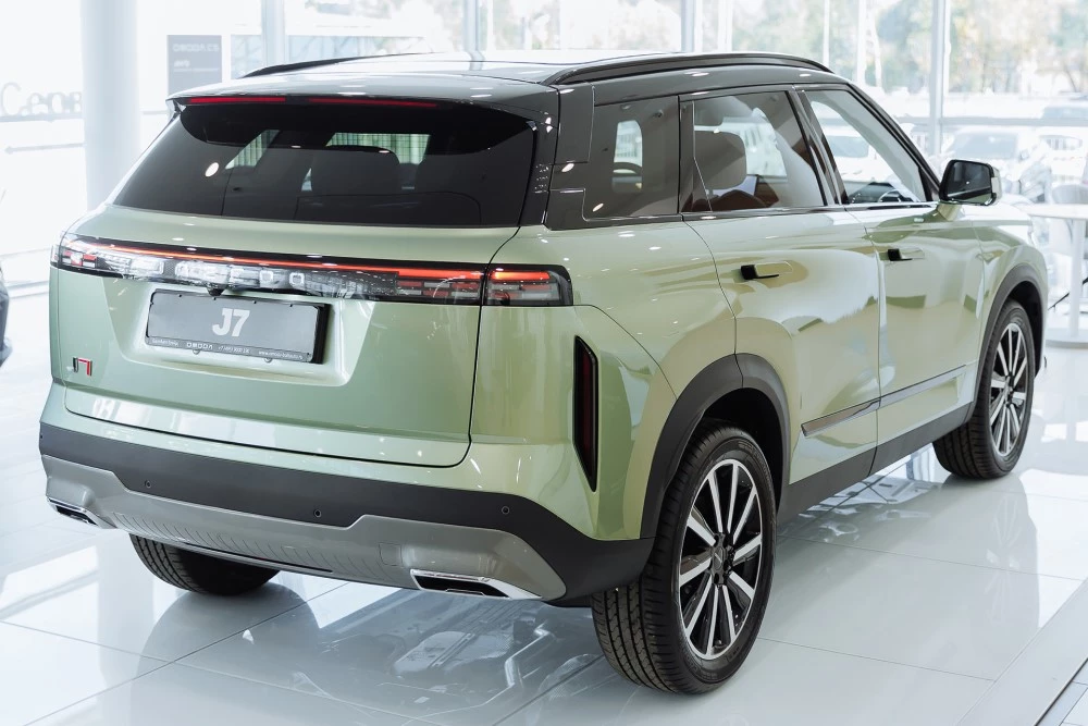 JAECOO J7 дилеры БалтАвтоТрейд-М сзади сбоку в автосалоне