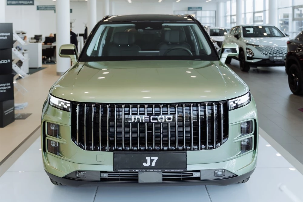 JAECOO J7 дилеры БалтАвтоТрейд-М спереди в автосалоне