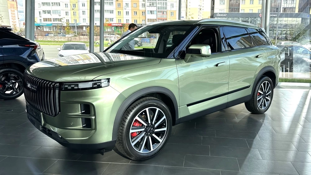 продажи Jaecoo J7 у дилерском центре шоуруме сбоку спереди